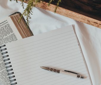 Card50 记录三个幸福时刻：对抗“消极偏见”的有力手段